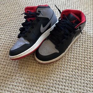 Nike Men's Black, Gray, and Red Sneakers